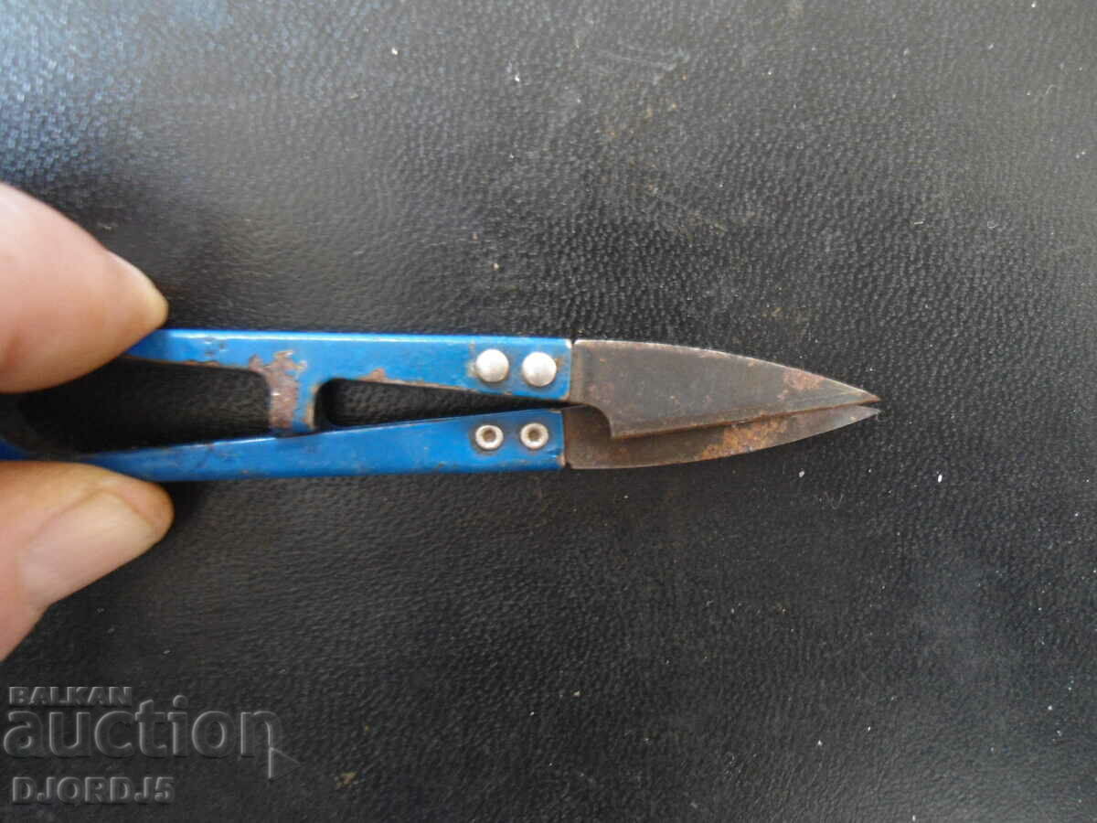 Old scissors with price 5.00 BGN | € 2.56 Old scissors with price 5.00 BGN | € 2.56