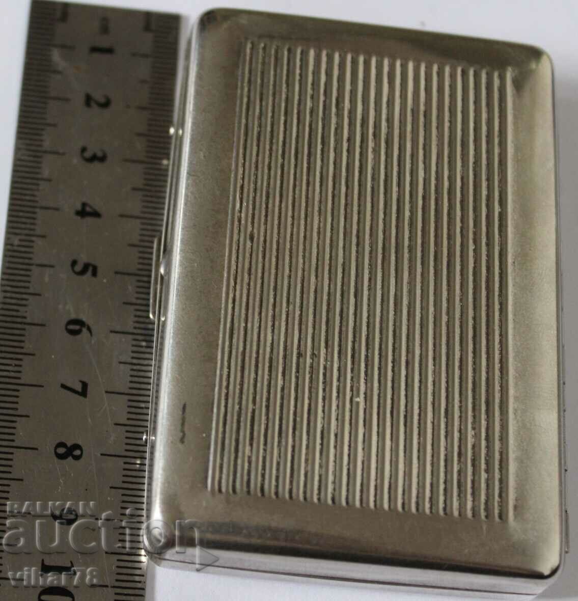 Auction  Thick silver-plated snuffbox