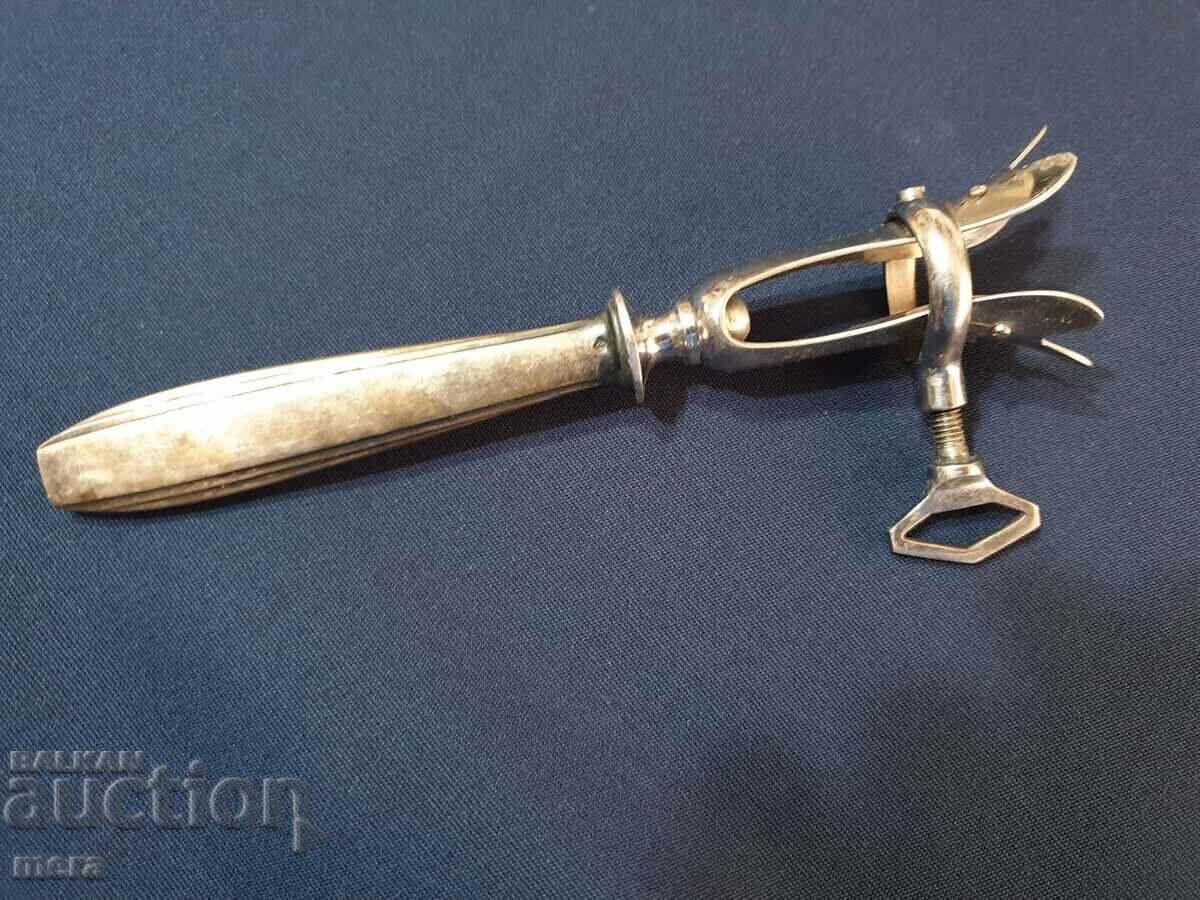 Aristocratic device for gripping a lamb's leg