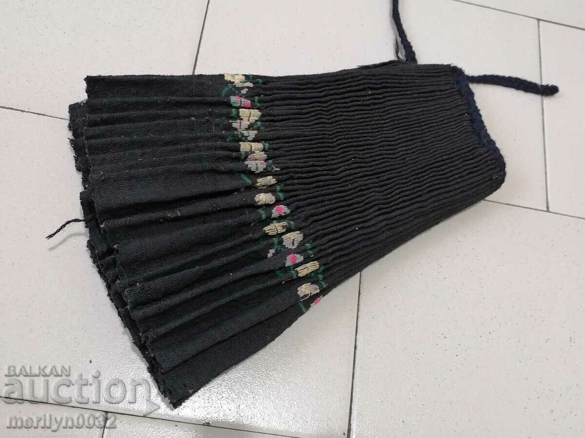 Стар пищимал носия с бродерия бръчник - 5 Стар пищимал носия с бродерия бръчник - 5