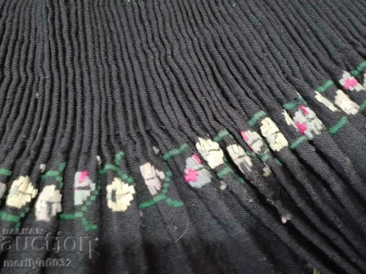 Стар пищимал носия с бродерия бръчник - 7 Стар пищимал носия с бродерия бръчник - 7