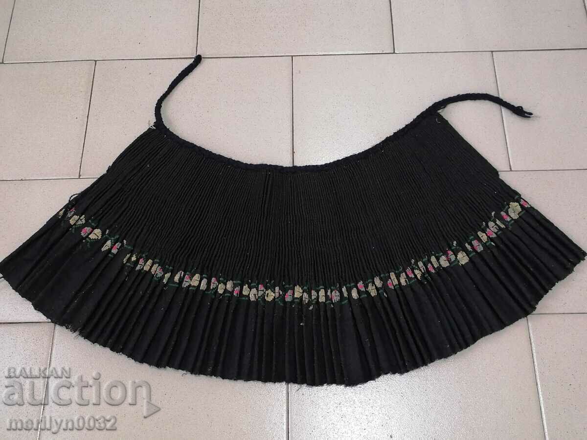 Стар пищимал носия с бродерия бръчник Стар пищимал носия с бродерия бръчник