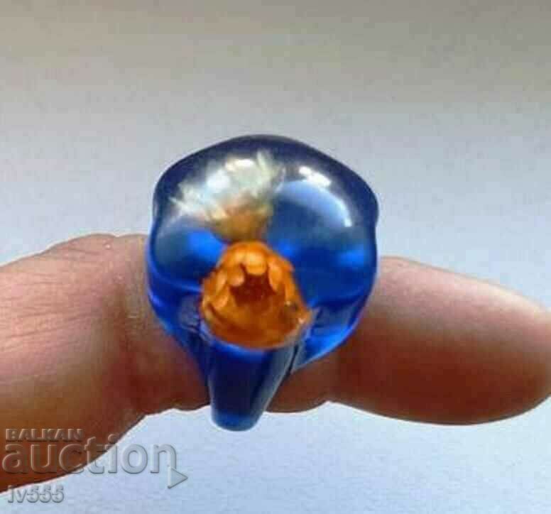 I AM SELLING AN OLD RARE PLASTIC WOMEN'S RING WITH A FLOWER