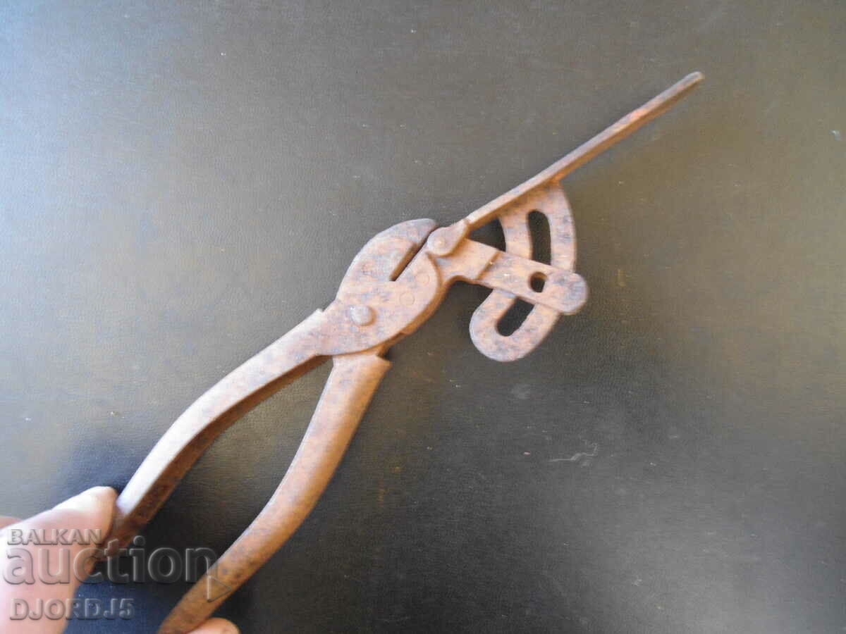 Old specialized pliers with price 2.00 BGN | € 1.02 Old specialized pliers with price 2.00 BGN | € 1.02