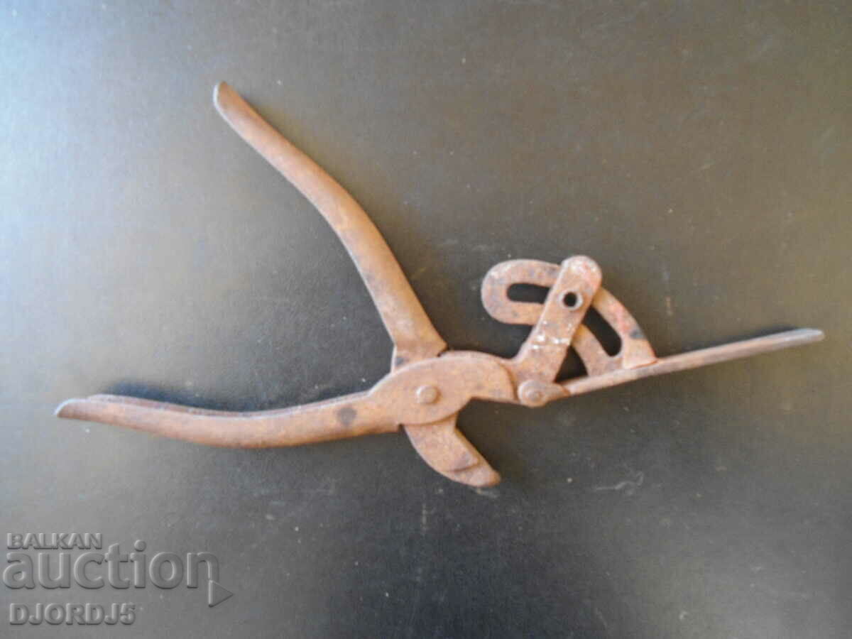 Auction Old specialized pliers Auction Old specialized pliers