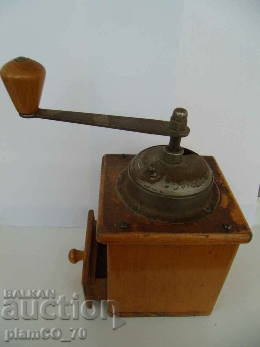 Аукцион №*6131 стара дървена мелничка - GARANTIE Аукцион №*6131 стара дървена мелничка - GARANTIE