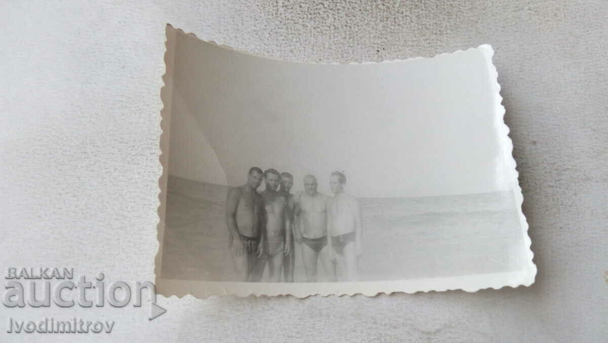 Fotografie Cinci bărbați în costume de baie pe plajă