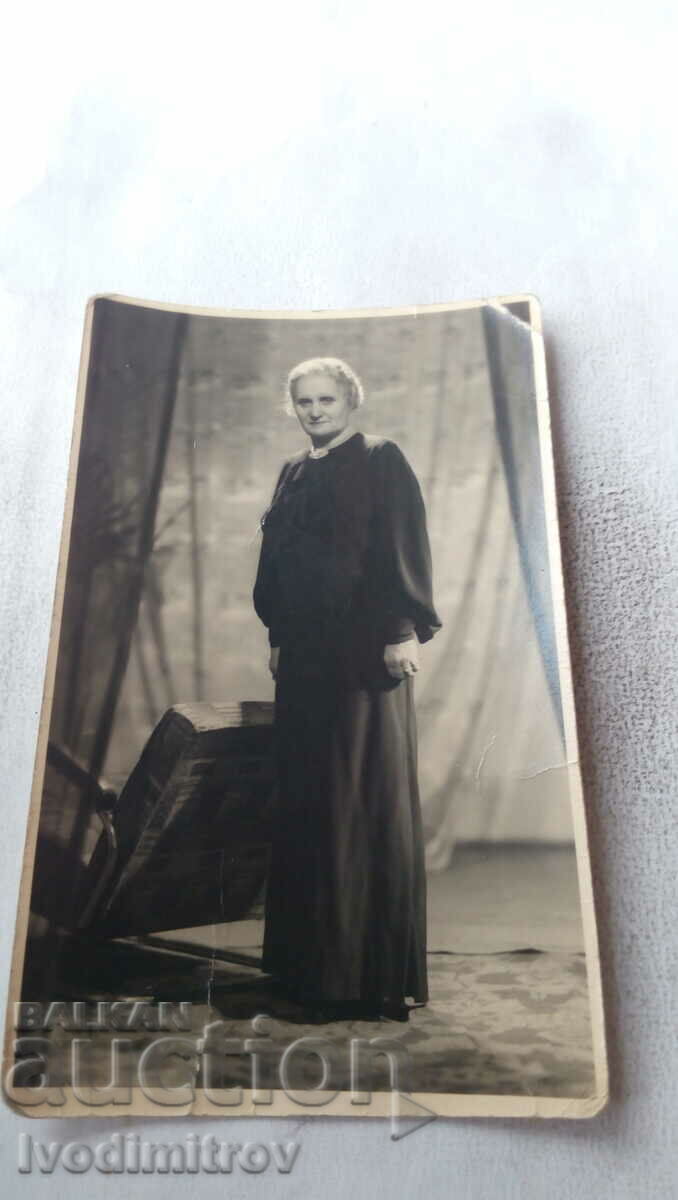 Fotografie O femeie în vârstă într-o rochie neagră