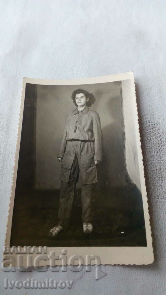 Снимка Млада жена в работни дрехи
