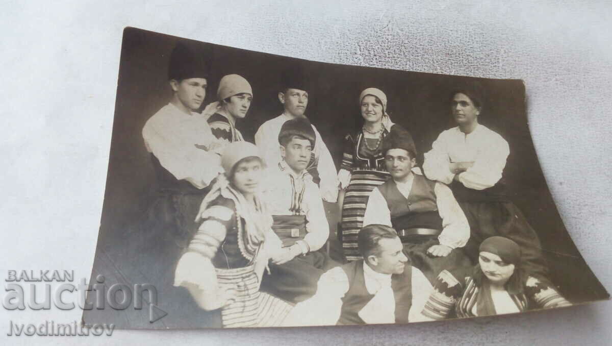 Photo Pupils and adults Memorial from the handkerchief 1928