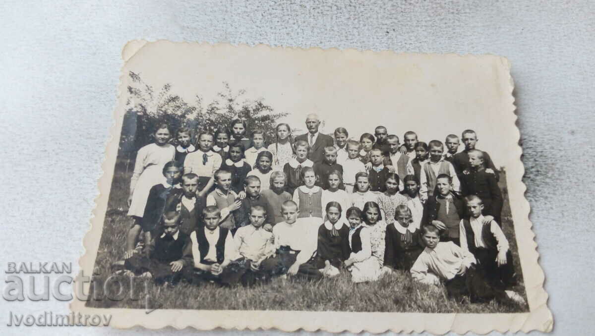 Photo Students with their teachers on the lawn