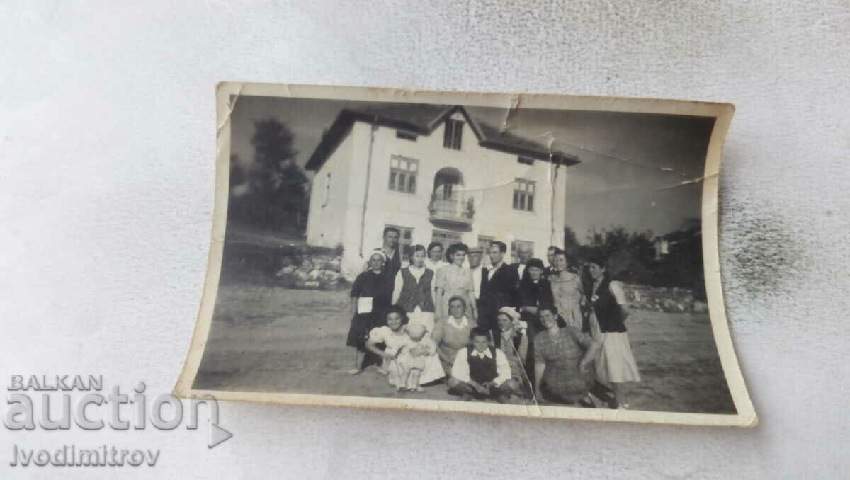 Foto Toată familia în fața casei lor
