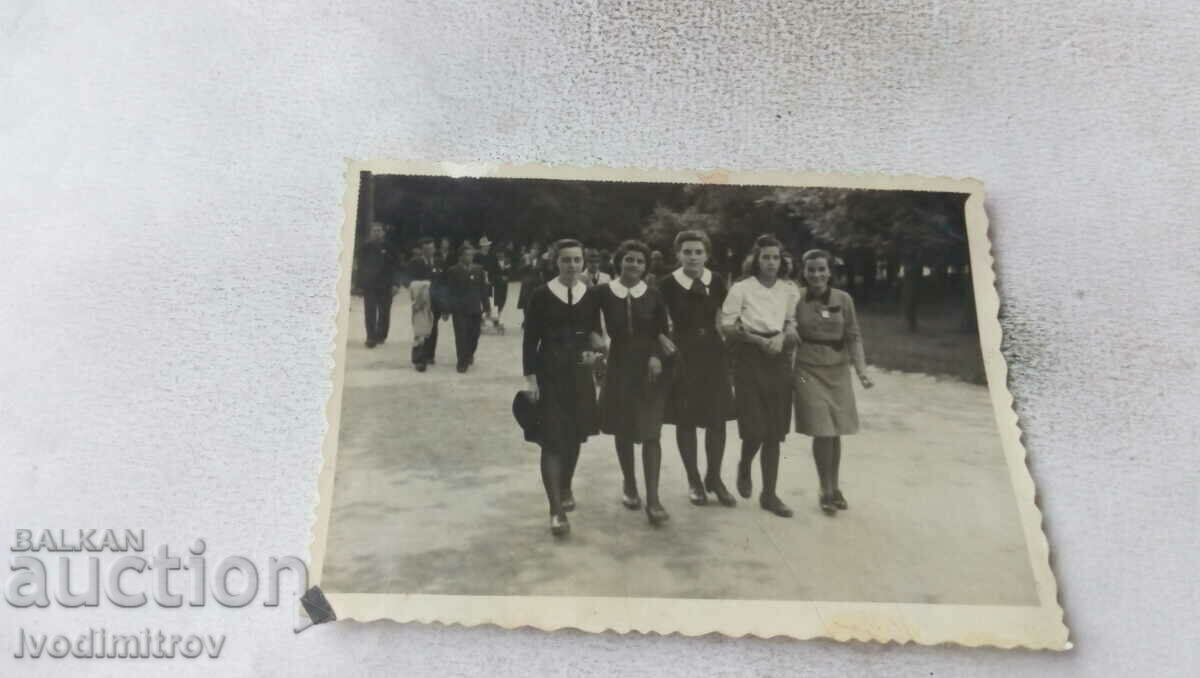 Fotografie Sofia Cinci elevi de clasa a VII-a într-o plimbare în 1941