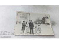 Φωτογραφία Άνδρας και γυναίκα με τα τρία τους παιδιά στο δρόμο