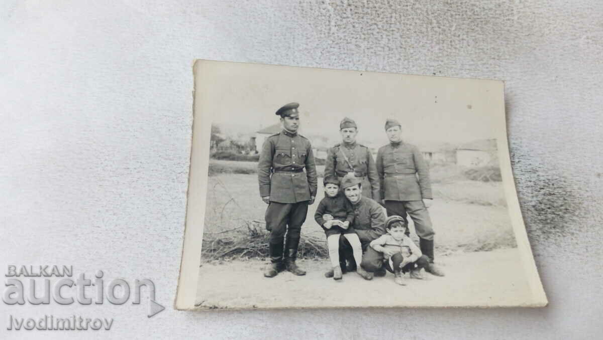 Снимка Елхово Сержант и войници с две малки момчета 1941