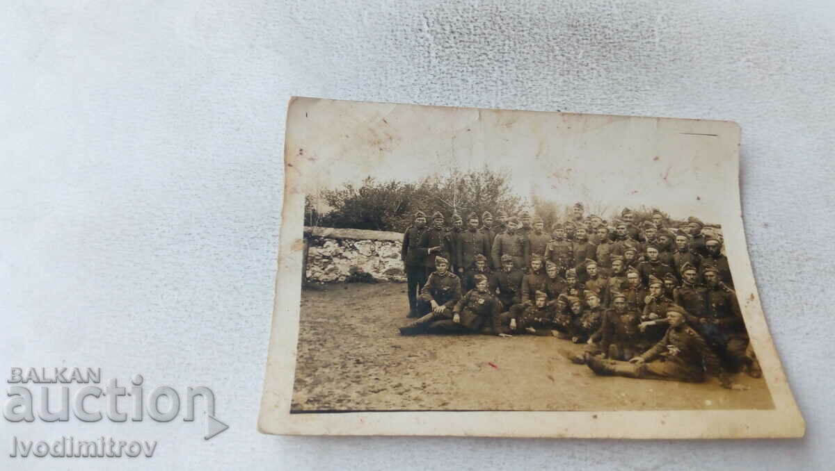 Снимка Войници в двора на училището