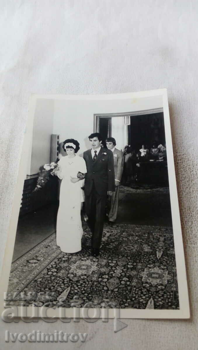 Foto Proaspăt căsătoriți într-o sală rituală 1975