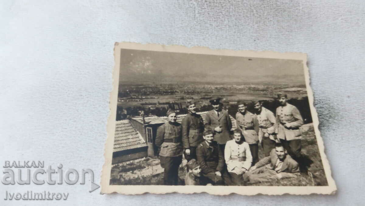 Снимка Бояна Офицери войници и цивилен над София 1944