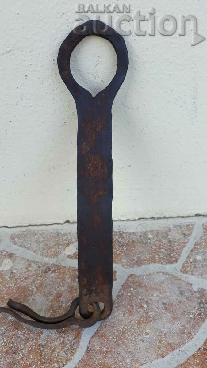 Old latch wrought iron lock primitive with price 21.00 BGN | € 10.74 Old latch wrought iron lock primitive with price 21.00 BGN | € 10.74