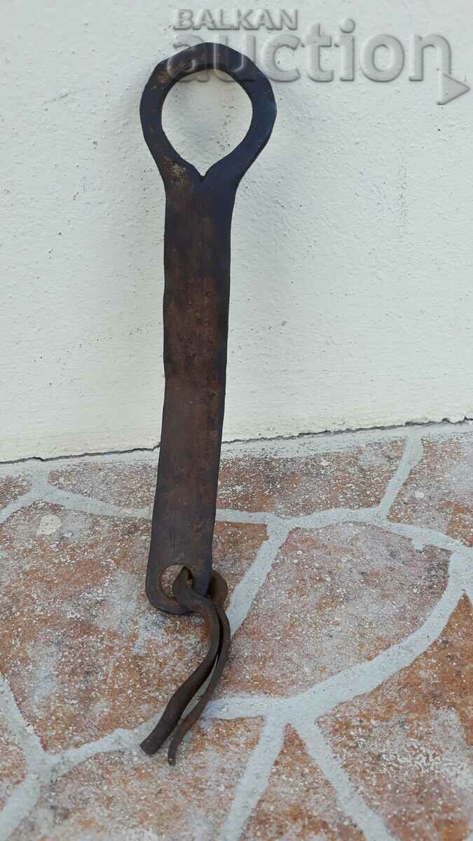 Delivery of Old latch wrought iron lock primitive Delivery of Old latch wrought iron lock primitive