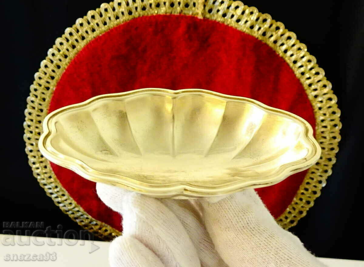 Παράδοση Ανάγλυφο μπρονζέ μπολ. Παράδοση Ανάγλυφο μπρονζέ μπολ.