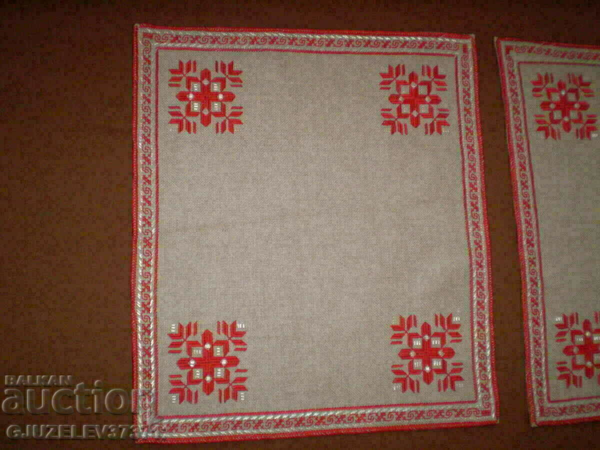 Hand embroidered linen tablecloth and two small roofs - 5