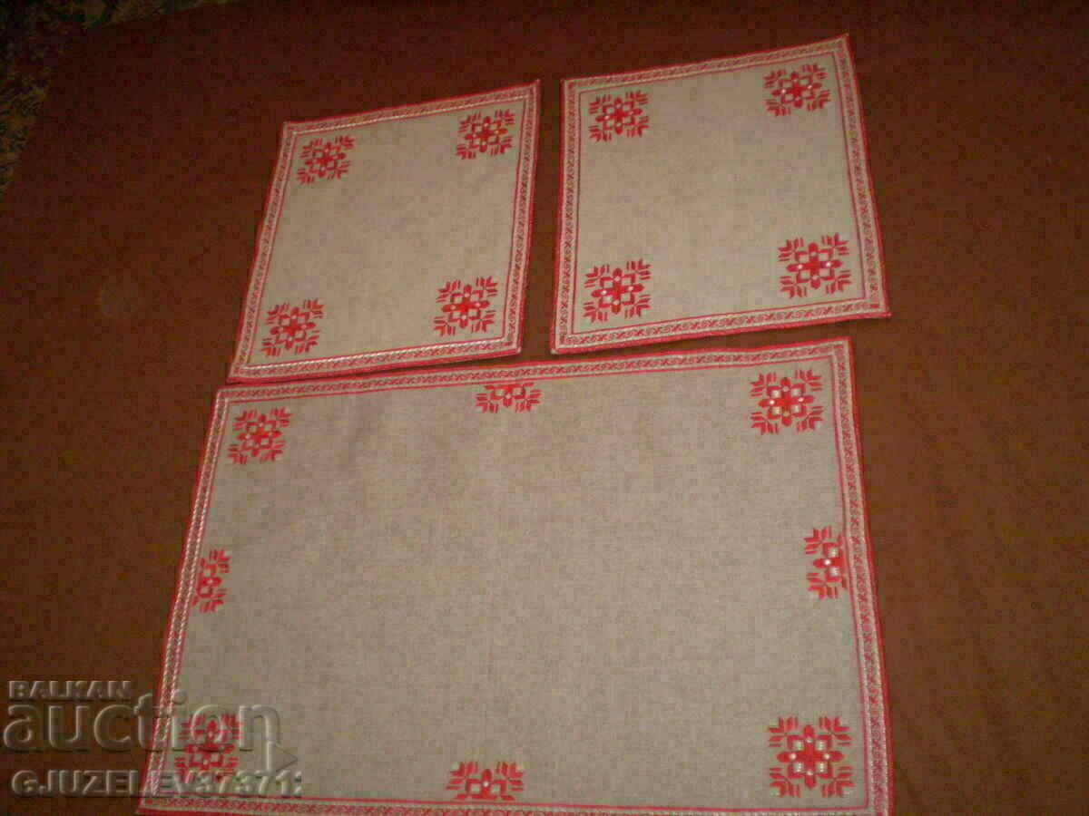 Hand embroidered linen tablecloth and two small roofs - 7