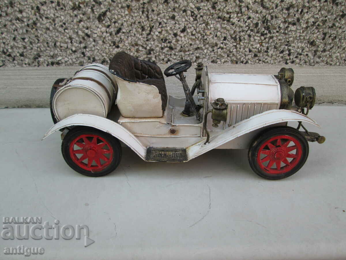 Delivery of OLD BIG METAL RETRO CAR Delivery of OLD BIG METAL RETRO CAR