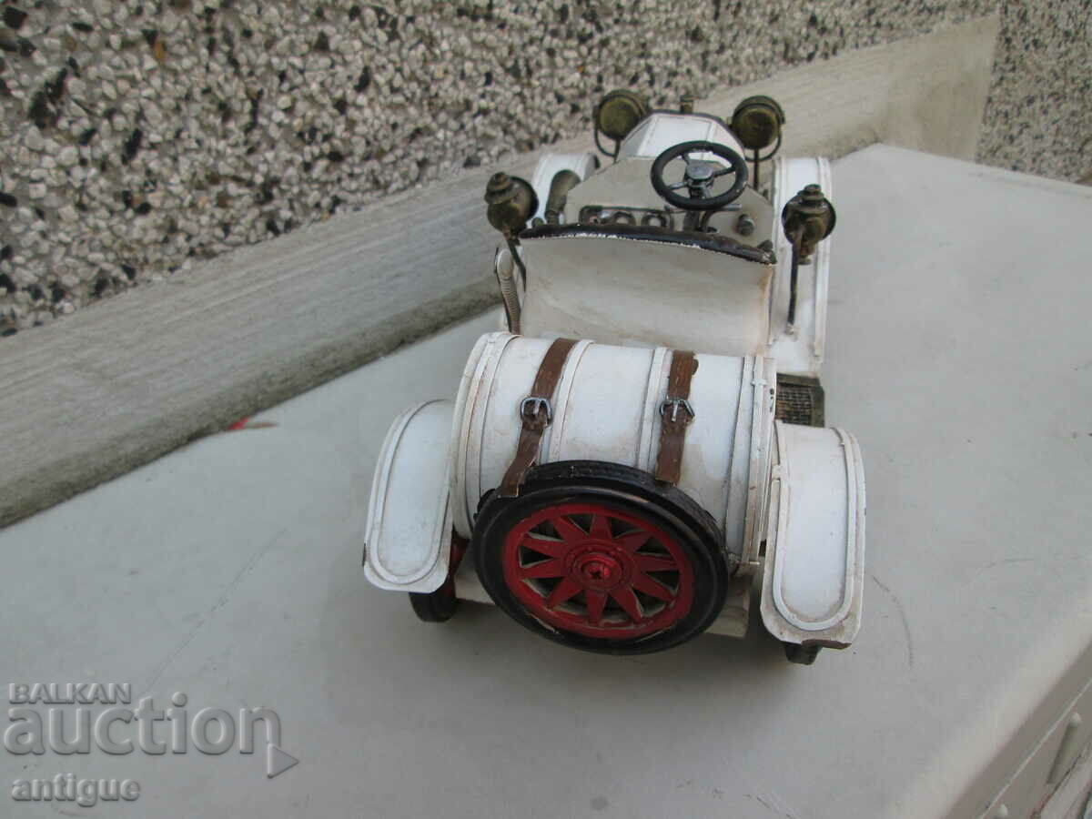 OLD BIG METAL RETRO CAR - 5 OLD BIG METAL RETRO CAR - 5