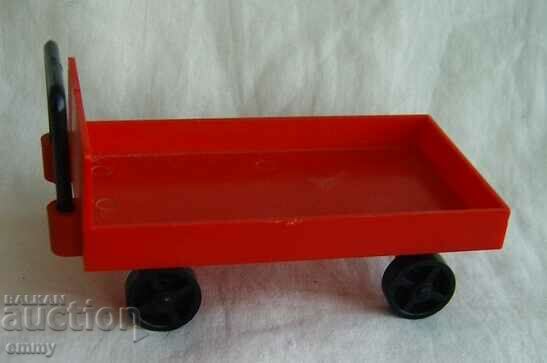 Стара играчка ремарке,платформа - пластмаса с цена 4.00 лв. | € 2.05 Стара играчка ремарке,платформа - пластмаса с цена 4.00 лв. | € 2.05