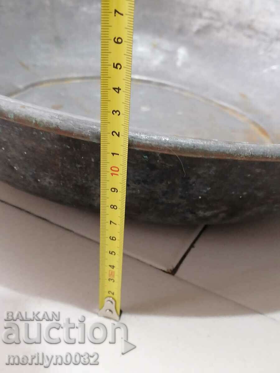 Auction Tinned basin, copper pot, baker, trough Auction Tinned basin, copper pot, baker, trough