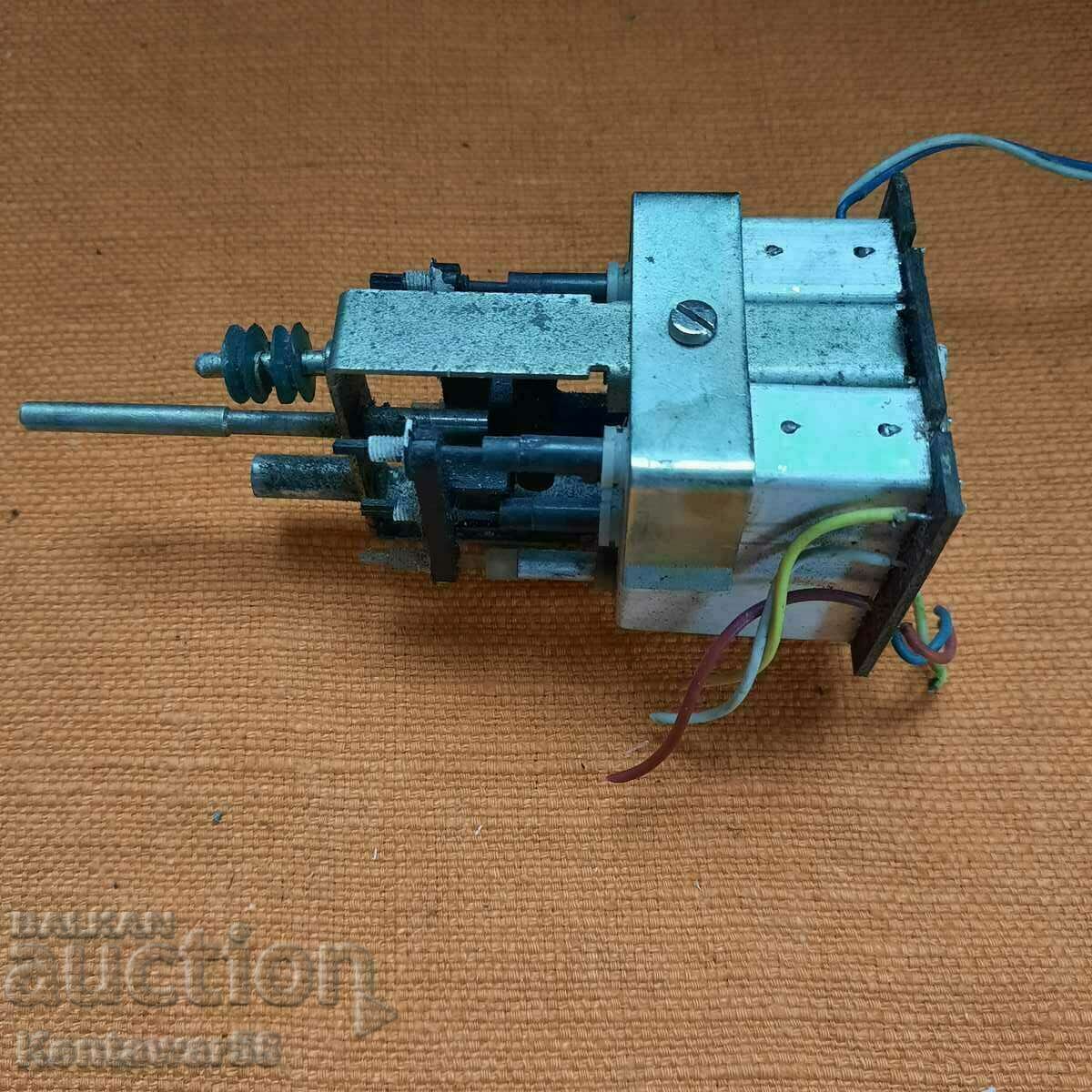 Variable capacitor.