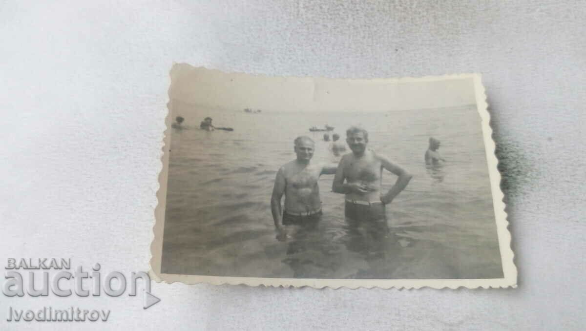 Foto Doi bărbați în mare