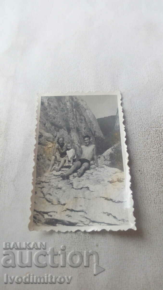 Φωτογραφία Άνδρας γυναίκα και παιδί στους βράχους