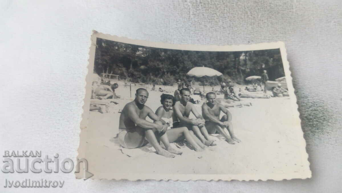 Снимка Жена и трима мъже на плажа