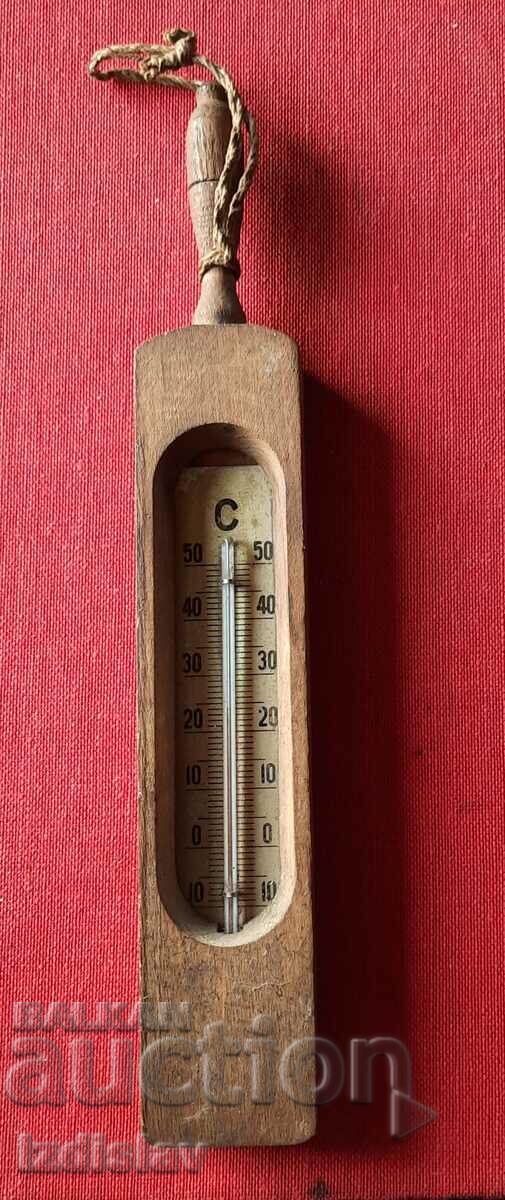 Termometru de cameră vechi din lemn