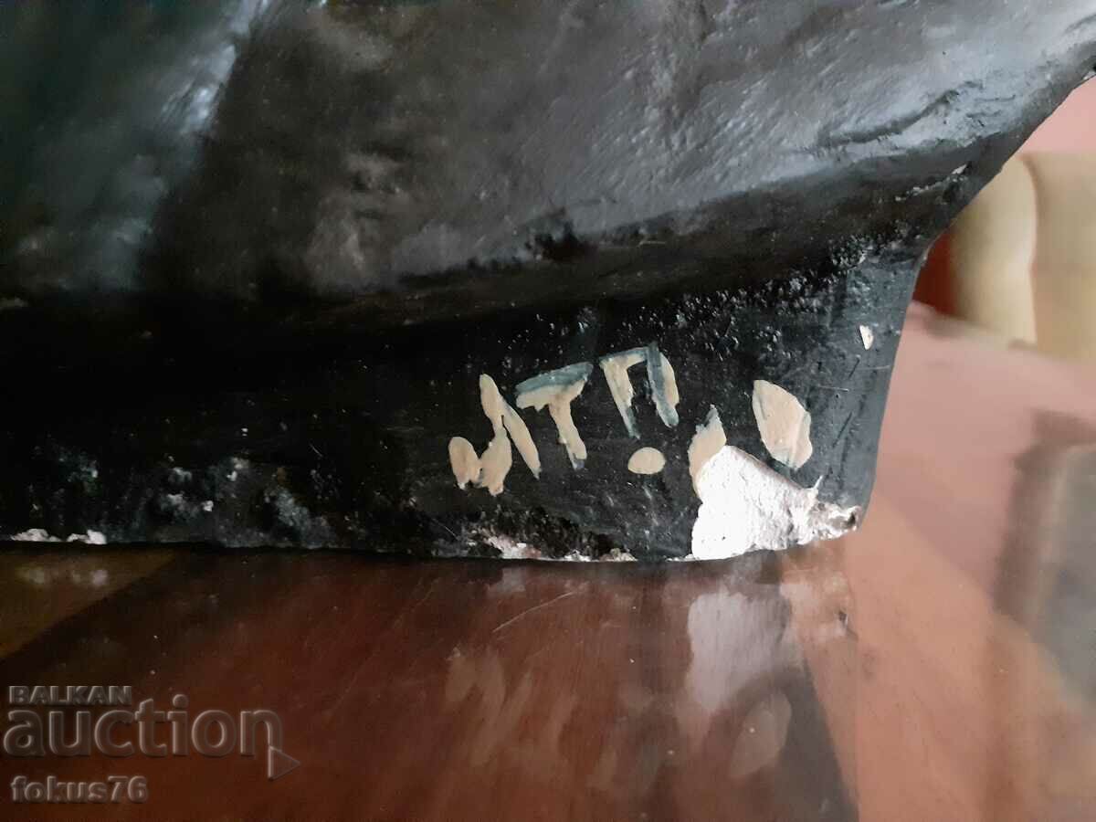 Bust imens din ipsos al lui Georgi Dimitrov semnat în anii '60. cu preț 950.00 BGN | € 485.73 Bust imens din ipsos al lui Georgi Dimitrov semnat în anii '60. cu preț 950.00 BGN | € 485.73