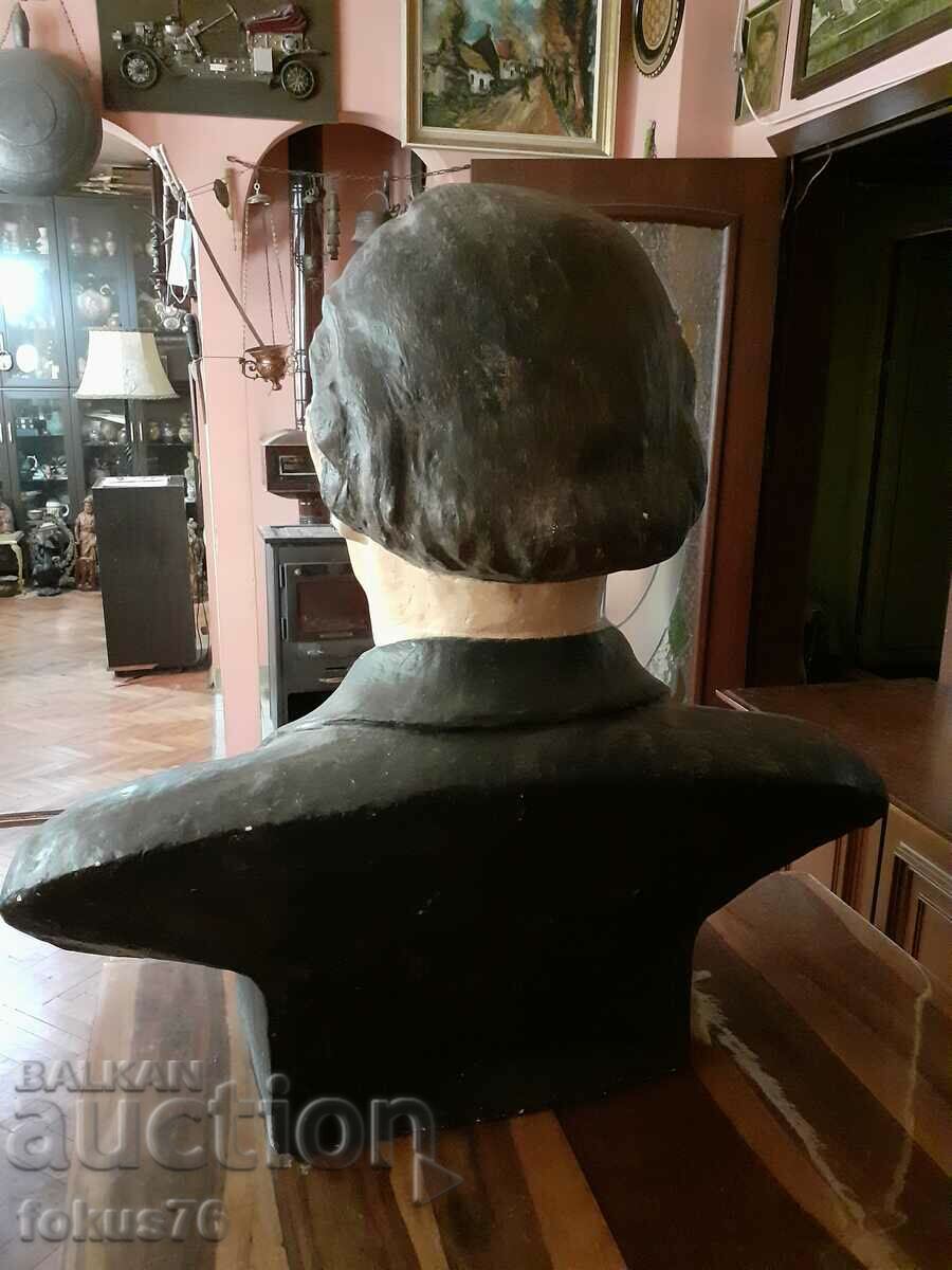 Licitație Bust imens din ipsos al lui Georgi Dimitrov semnat în anii '60. Licitație Bust imens din ipsos al lui Georgi Dimitrov semnat în anii '60.