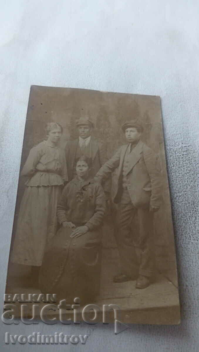 Photo Two women and two men