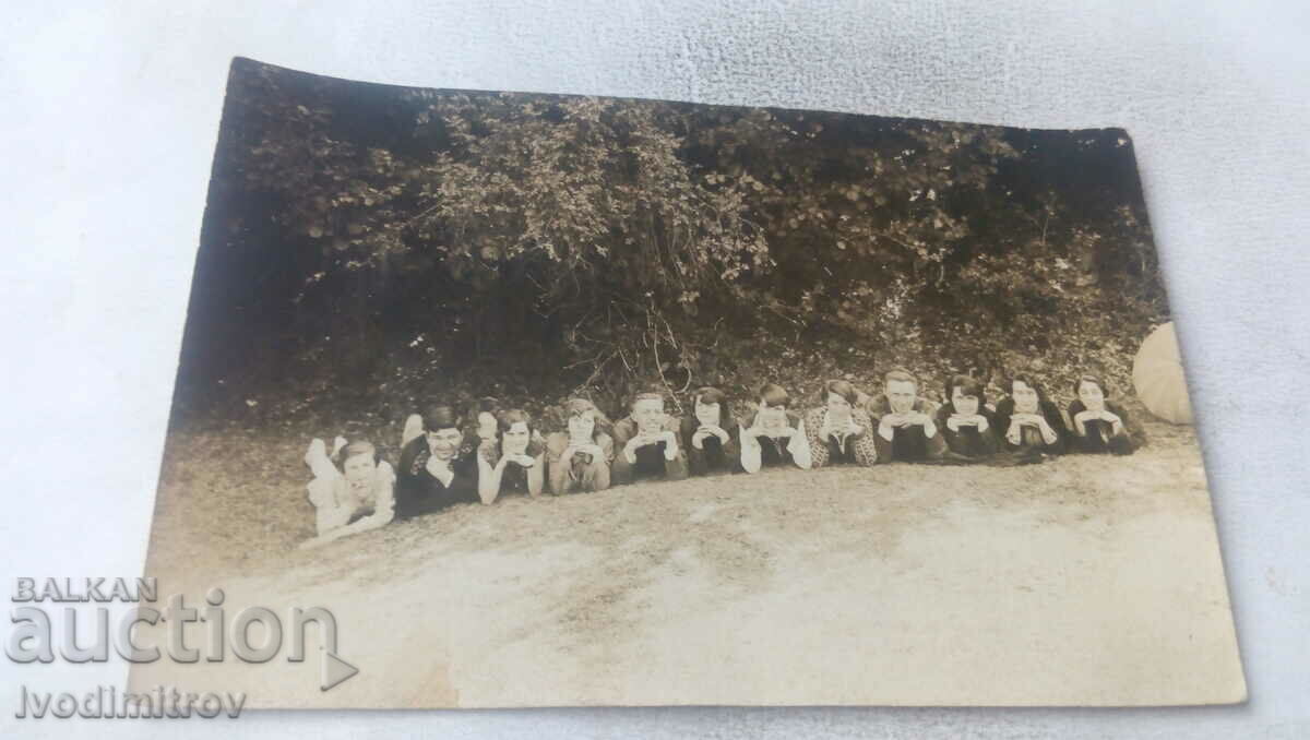 Снимка Костенецъ Младежи и девойки на поляната 1928
