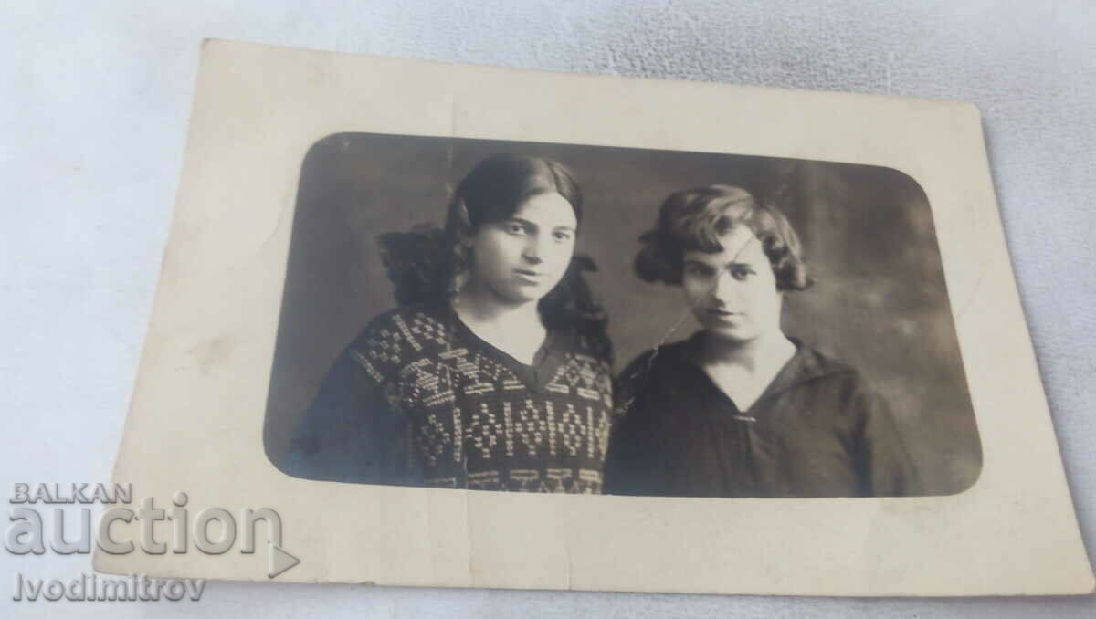Снимка Дупница Две млади момичета 1930