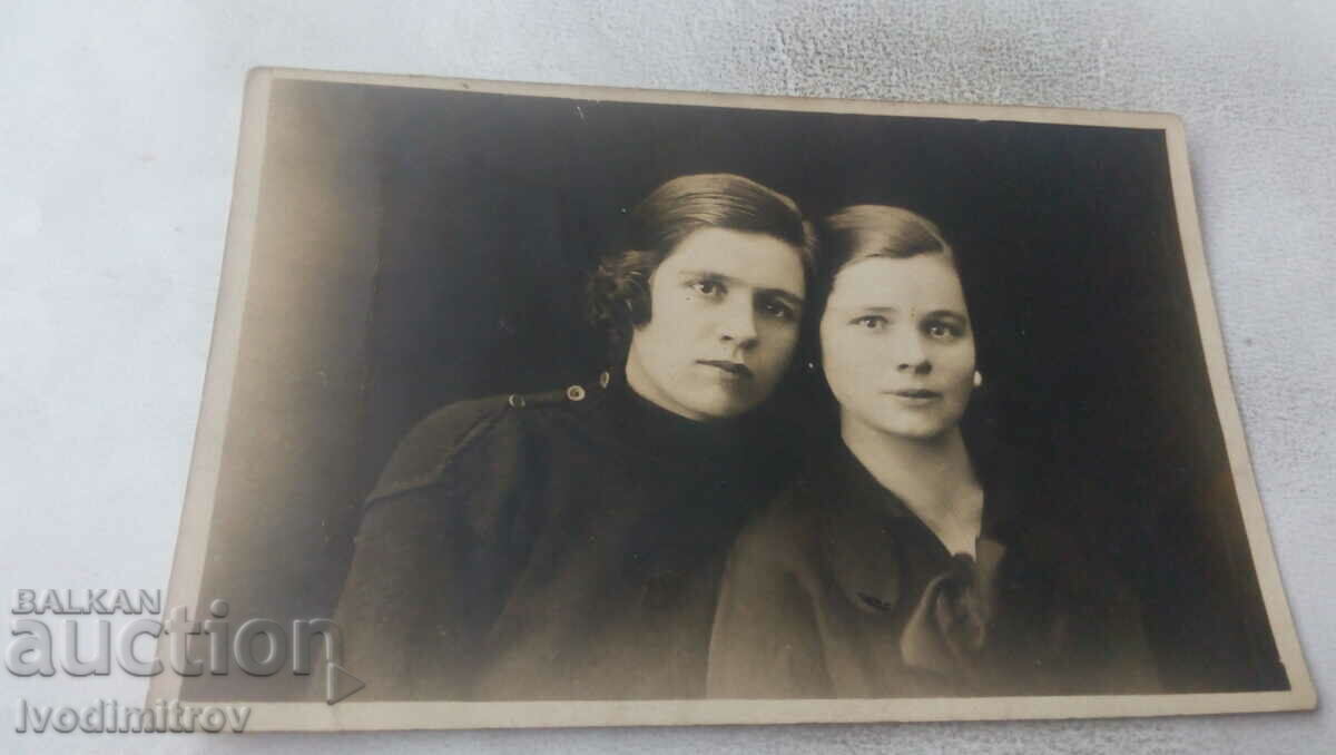 Снимка Две млади момичета 1930
