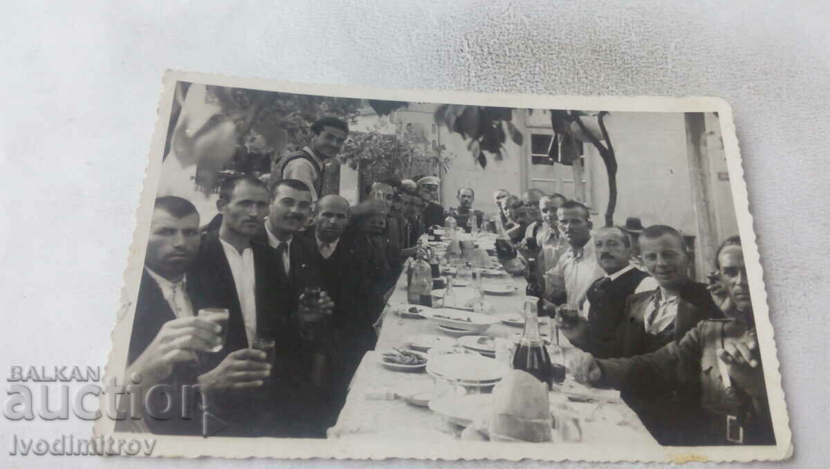 Φωτογραφία Άνδρες στο τραπέζι
