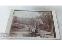 Photo Two young girls on a wooden bridge