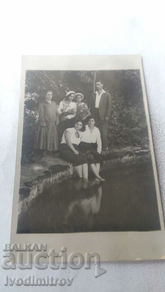 Φωτογραφία Άνδρας γυναίκα και νεαρά κορίτσια δίπλα στη λίμνη