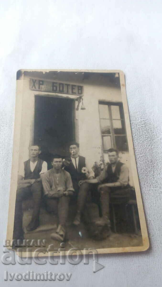 Снимка Четирима мъже пред кръчма Хр. Ботев