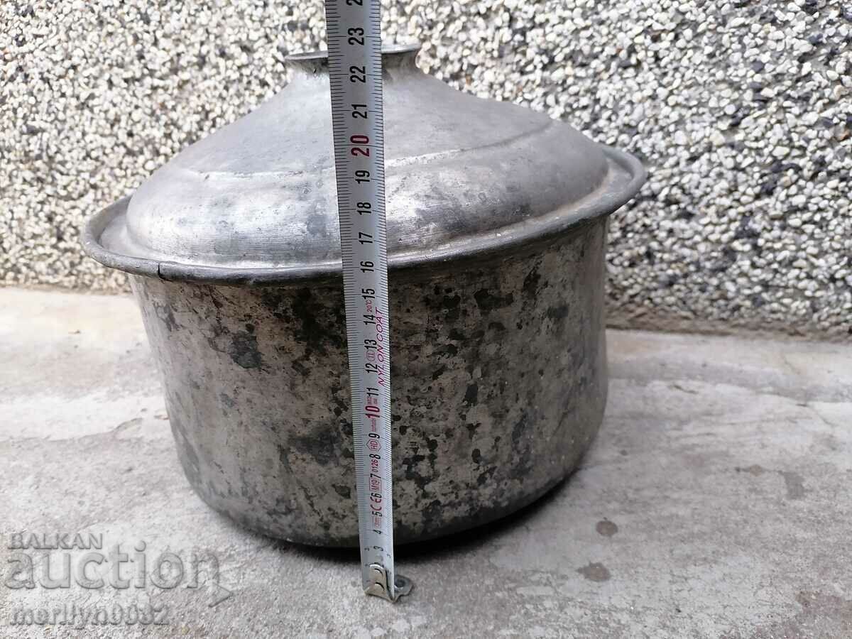 Auction An old tinned pot, a baker's copper pot with lid Auction An old tinned pot, a baker's copper pot with lid