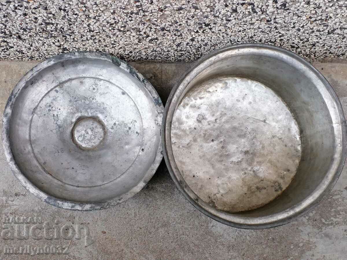Delivery of An old tinned pot, a baker's copper pot with lid Delivery of An old tinned pot, a baker's copper pot with lid
