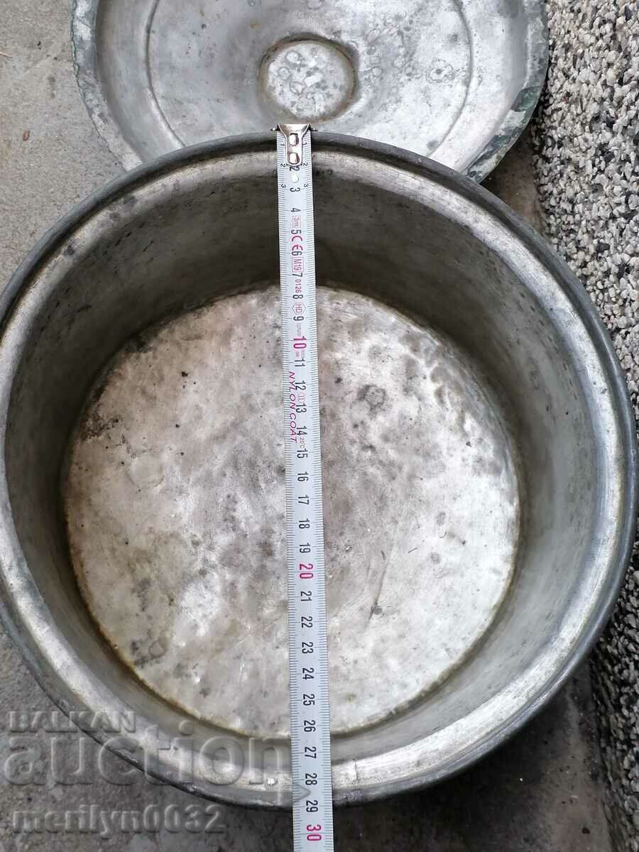 An old tinned pot, a baker's copper pot with lid - 5 An old tinned pot, a baker's copper pot with lid - 5