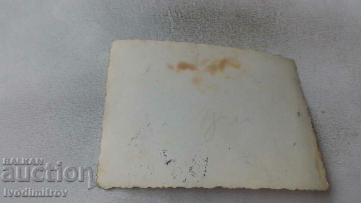 Φωτογραφία ενός άνδρα και δύο κοριτσιών στο δρόμο με τιμή 0.75 BGN | € 0.38 Φωτογραφία ενός άνδρα και δύο κοριτσιών στο δρόμο με τιμή 0.75 BGN | € 0.38